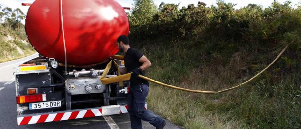 La imagen del abastecimiento de agua con camiones se repite cada verano en Codeseda. // Bernabé/Luismy