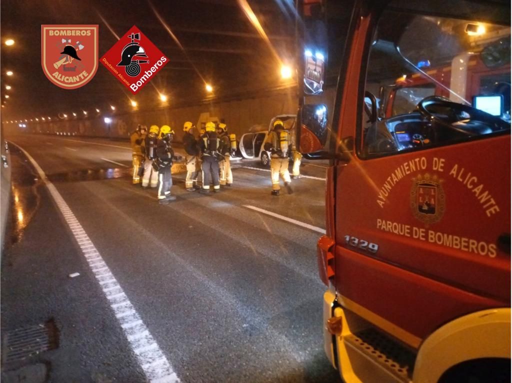 Galería: El incendio de un vehículo en el túnel de Sant Joan causa retenciones kilométricas