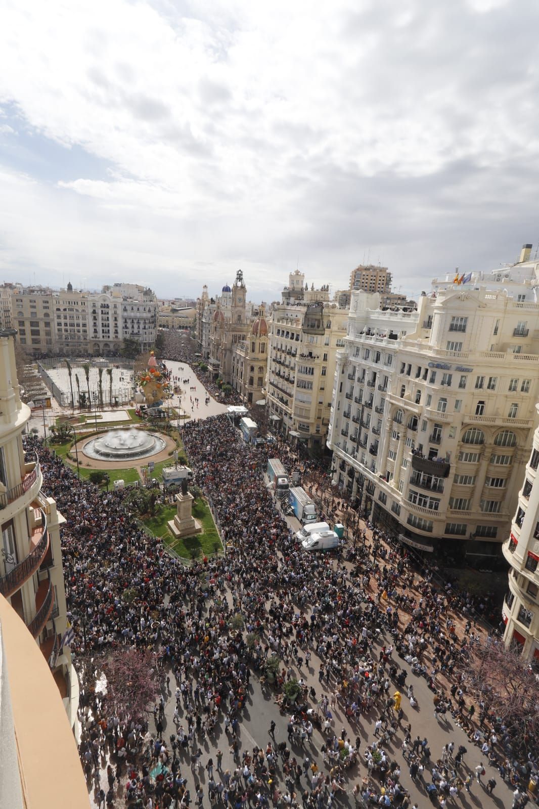 Llenazo en la plaza del Ayuntamiento desde más de una hora antes de la mascletà