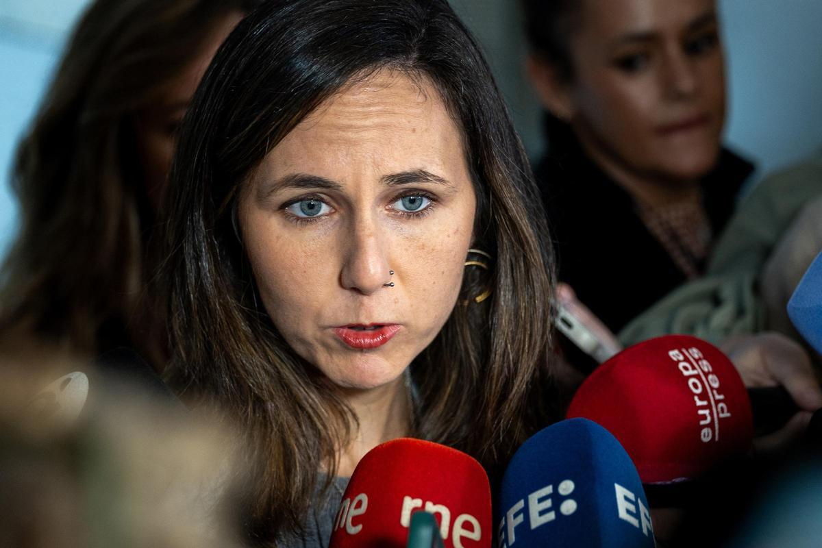 La portavoz de Podemos en el Congreso, Ione Belarra, en una atención a medios de comunicación.