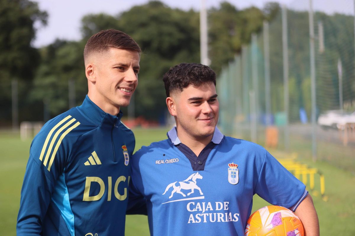 Luka Ilic se fotografía con un aficionado del Real Oviedo
