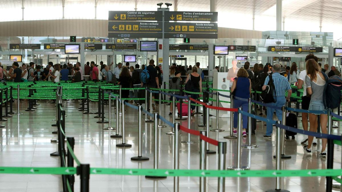 Colas para acceder al control de seguridad del aeropuerto de Barcelona-El Prat de Llobregat.