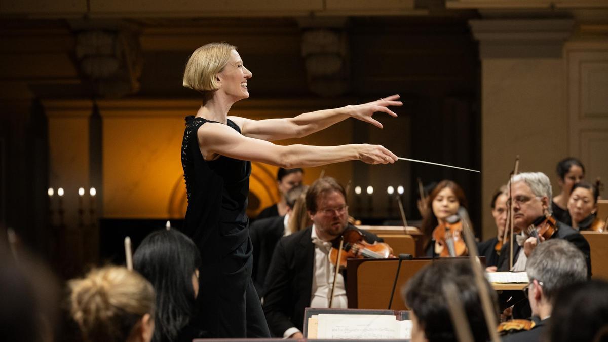 Joana Mallwitz dirigiendo a la Konzerthausorchester de Berlin en el concierto de aniversario.