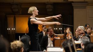 Joana Mallwitz dirigiendo a la Konzerthausorchester de Berlin en el concierto de aniversario.