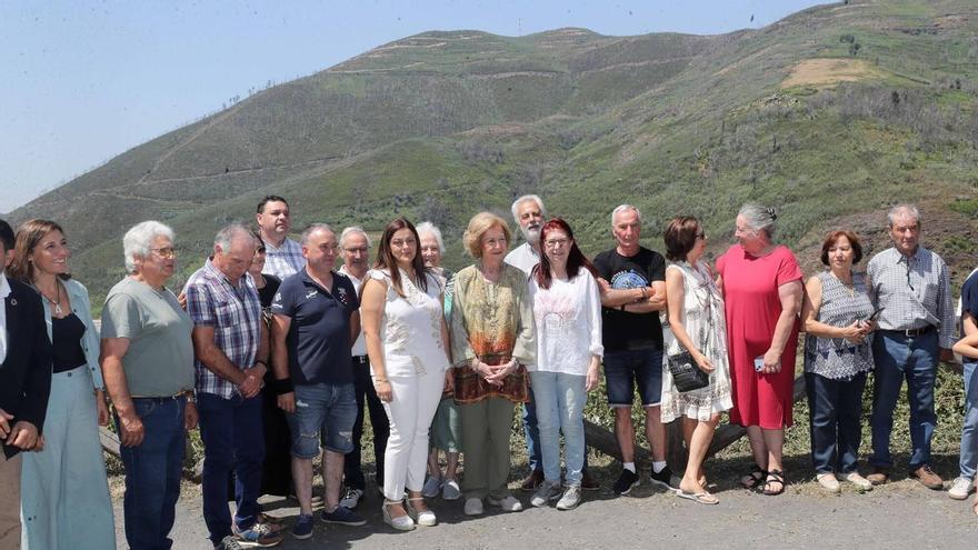 La reina Sofía visita las zonas afectadas por los incendios forestales de Rubiá y O Courel