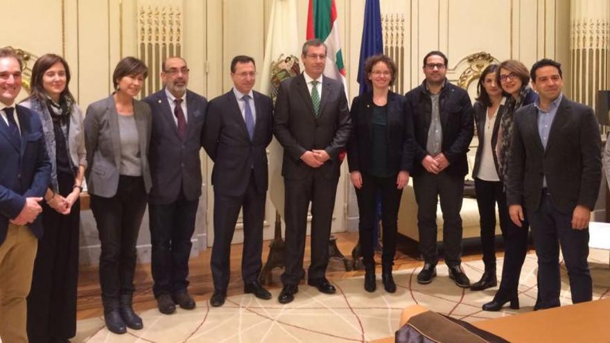 Foto de familia dels participants a l&#039;acte de Donosti