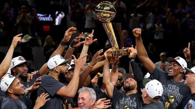 Els Knicks guanyen l’anell de l’NBA 53 anys després  | C