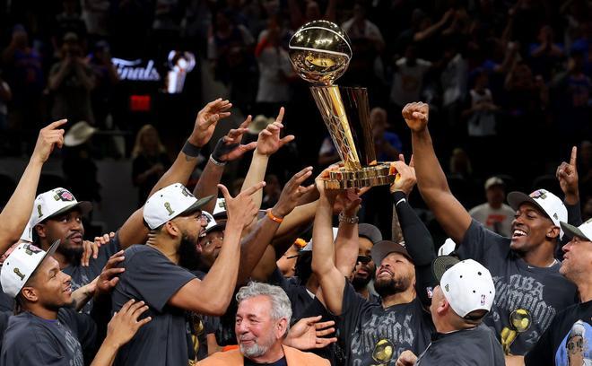 Els Knicks guanyen l’anell de l’NBA 53 anys després