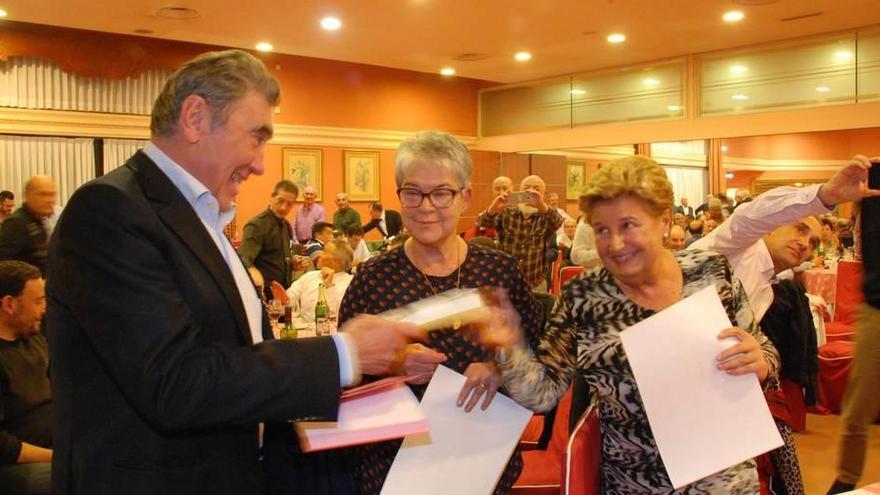 Merckx, con las viudas de Fuente y López Carril, en el Marieva Palace.