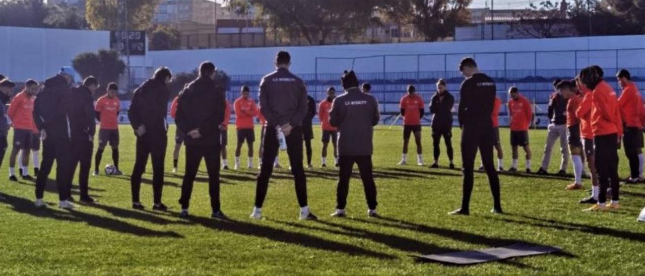 La plantilla del Intercity guarda un minuto de silencio, ayer. | CFI