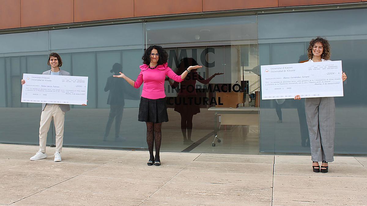 Catalina Iliescu junto a los dos ganadores, Blanca Fernández y Rafael García.