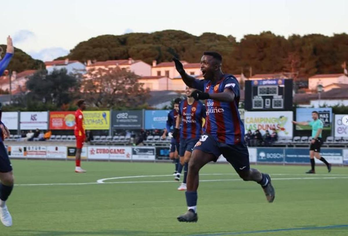 Umaru celebra amb eufòria el seu primer gol amb l'Escala.