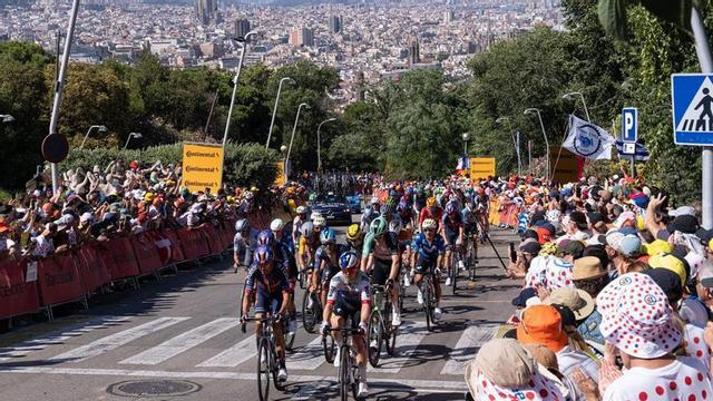 El pilot, en un dels tres ascensos a Montjuïc en l’etapa dominical del Tour. | MANU MITRU