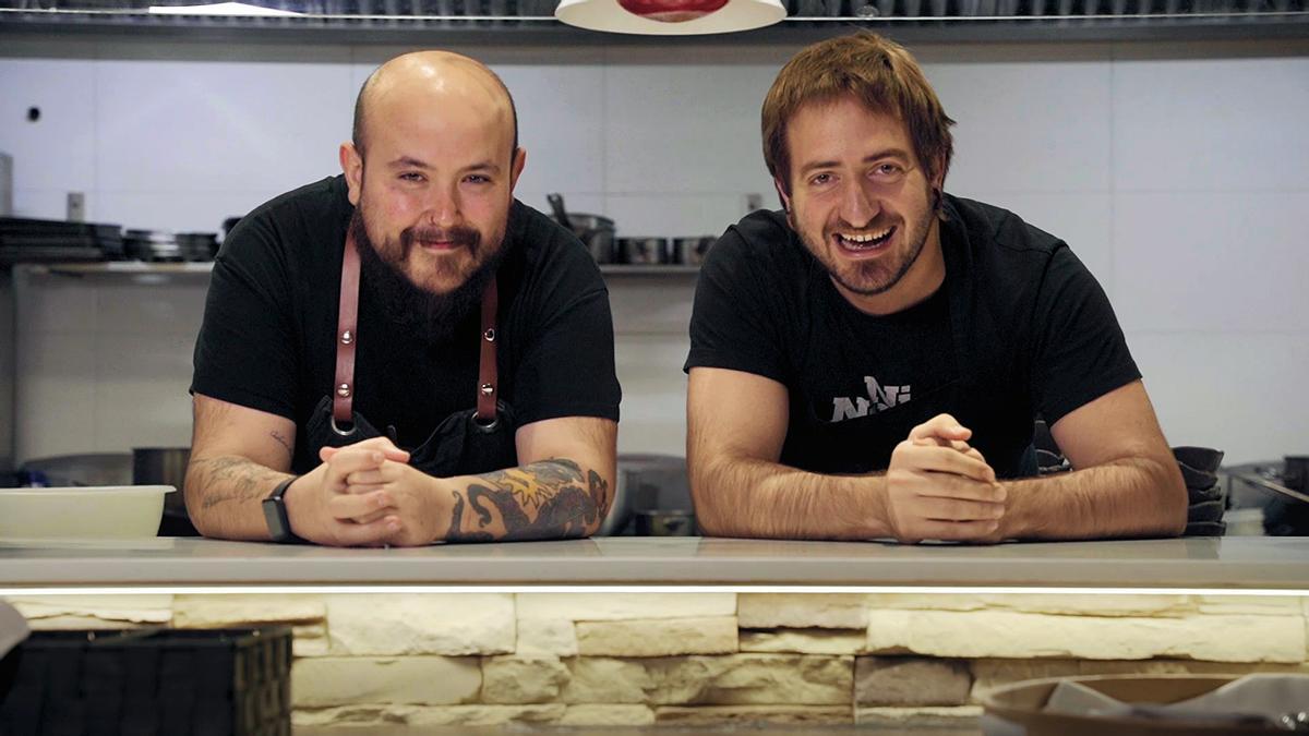Luken Vigo e Iñaki Andradas, autores del pincho 'Navarra Dreams', en la cocina del bar-restaurante Baserriberri.