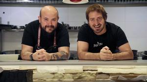 Luken Vigo e Iñaki Andradas, autores del pincho Navarra Dreams, en la cocina del bar-restaurante Baserriberri.