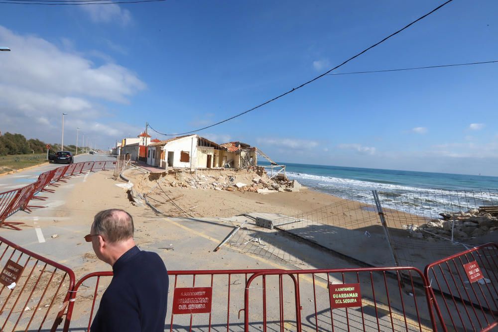 La desaparición de alguna de las casas tradicionales de la playa Babilonia ha provocado que la arena ocupe el hueco de las parcalas.