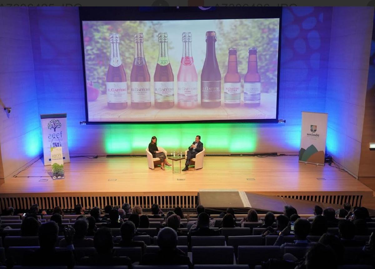 Ricardo Cabeza, de Grupo El Gaitero, entrevistado por la periodista Teresa Chaparro.