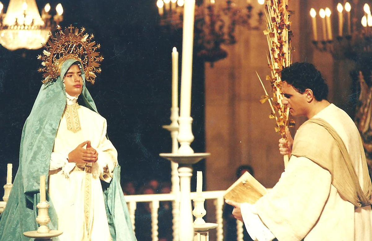 El cantante ilicitano interpretando a María Mayor en la representación del Misteri en 2001.