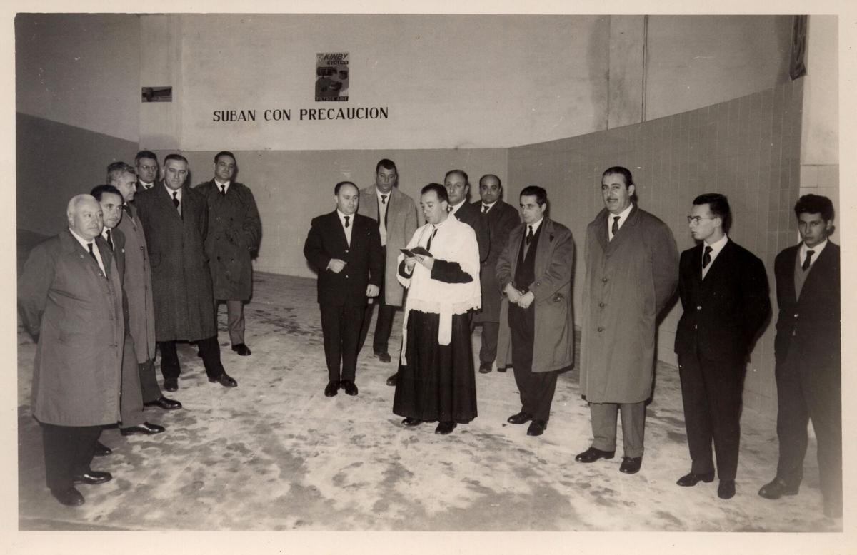 BENITO CASTRO NOGUEIRA PARROCO DE LA IGLESIA INMACULADA CONCEPCION, CONOCIDA POR LOS PICOS, EN LA PARROQUIA DE O CALVARIO. EL SACERDOTE BENDICE EL NUEVO GARAJE DE LA AVENIDA EN 1960. RELIGION. SACERDOTE