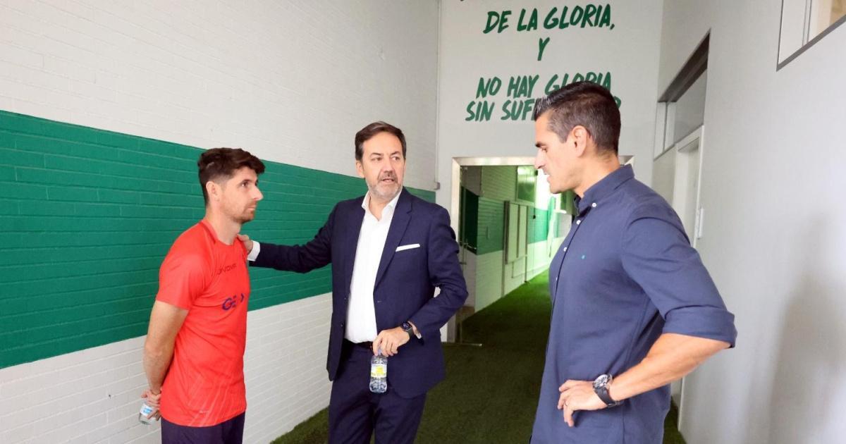 Monterrubio, entre Juanito y Javi Flores, hace unos días, en El Arcángel.