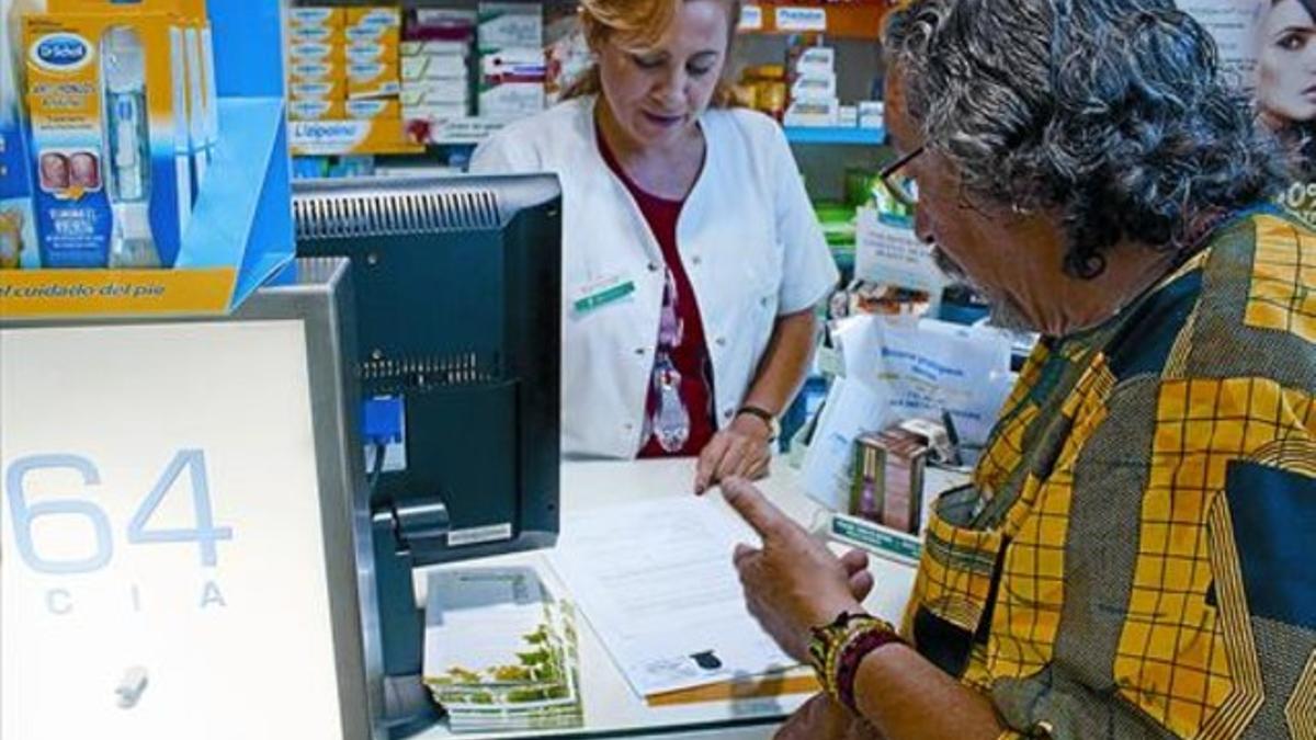 Francesc Gallemí, uno de los primeros insumisos contra el euro por receta, el pasado 18 de junio, en una farmacia de Barcelona.