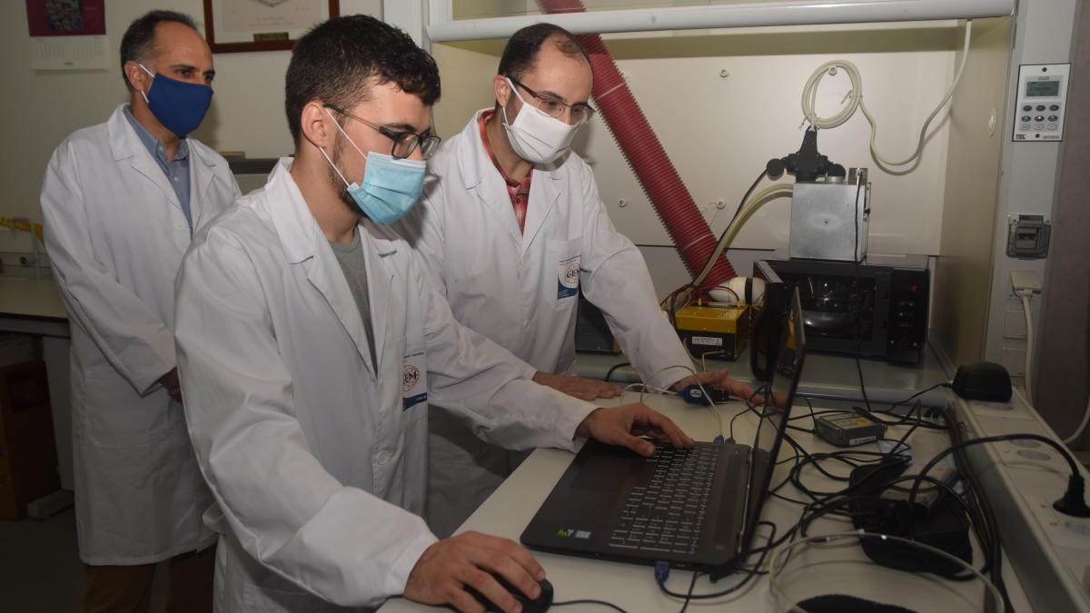 Los investigadores Alejandro Díaz, Rafael Pérez y José Fayos en el laboratorio del grupo GEM, donde ensayan con caucho.