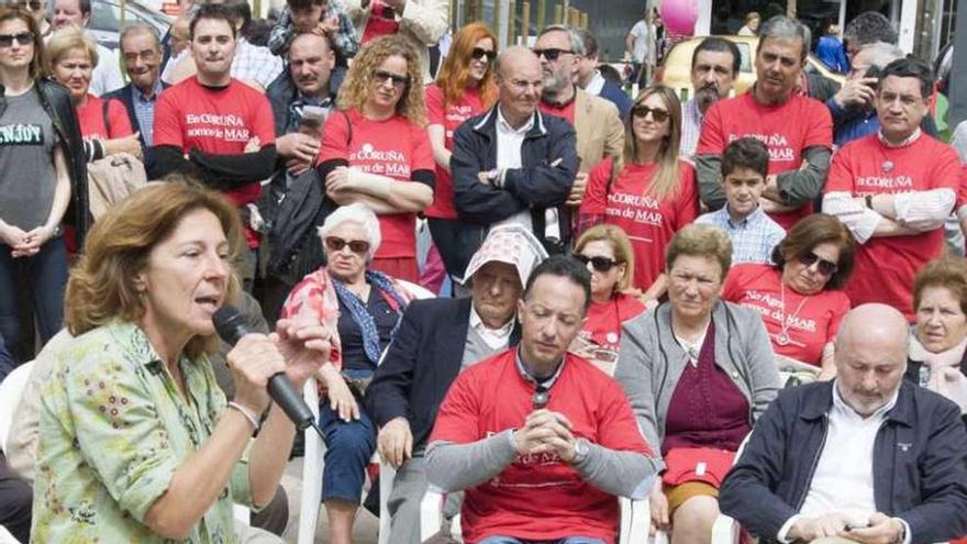 Barcón, durante el mitin; y Losada, sentado en primera fila.