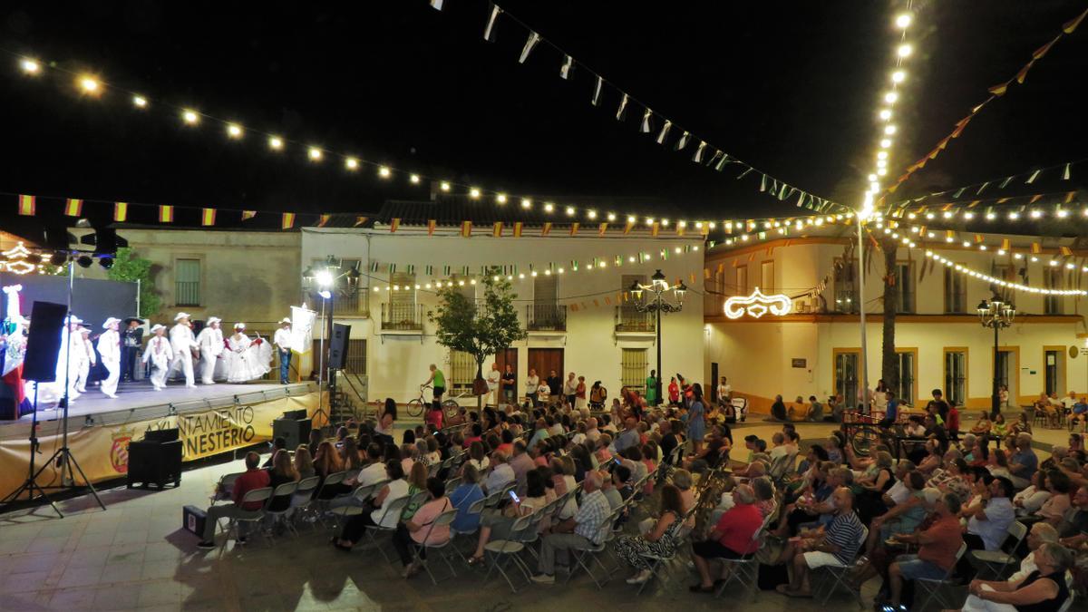 Ambiente en la Plaza del Pueblo durante la actuación del grupo folclórico de México.