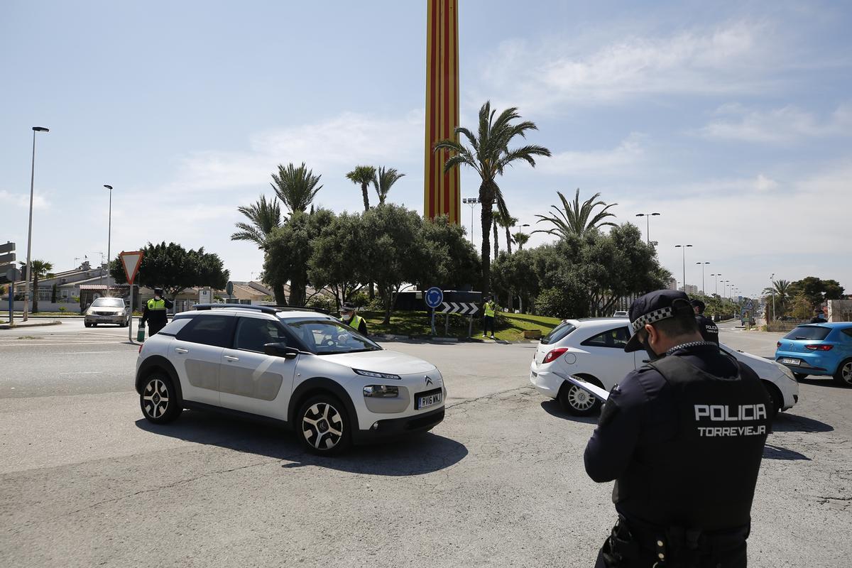 Control de las restricciones de covid realizado por la Policía Local en la avenida de las Cortes Valencianas en enero de 2021