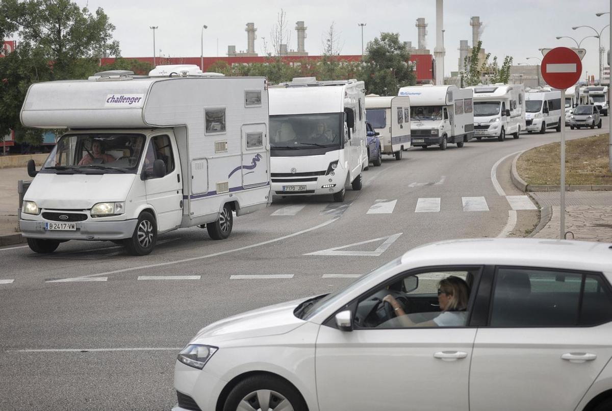 Unos 300 caravanistas toman las calles de Palma