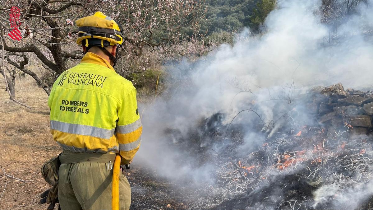Efectivos aéreos y medios terrestres tratan de sofocar un incendio en la Serra d'en Galceran