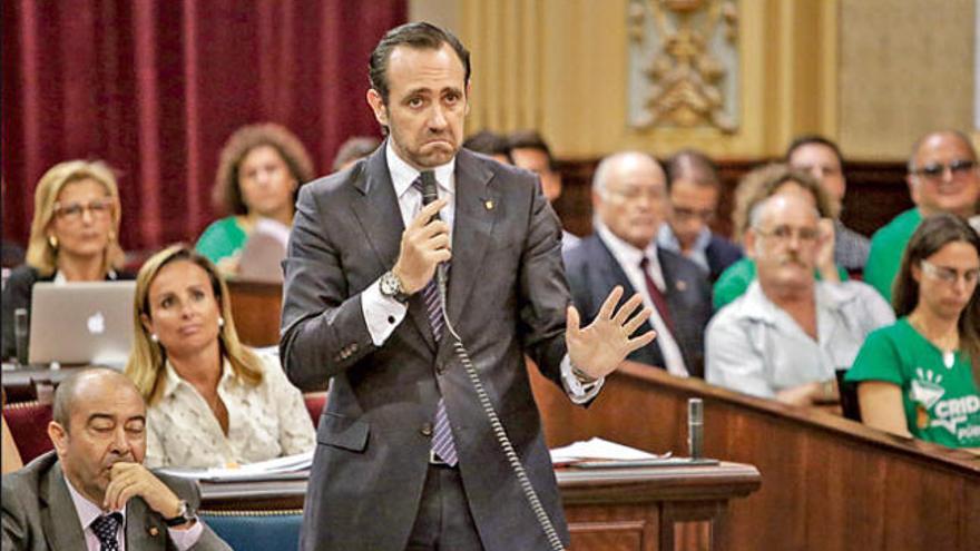 Bauzá contestando a la oposición durante el pleno del Parlament de ayer.