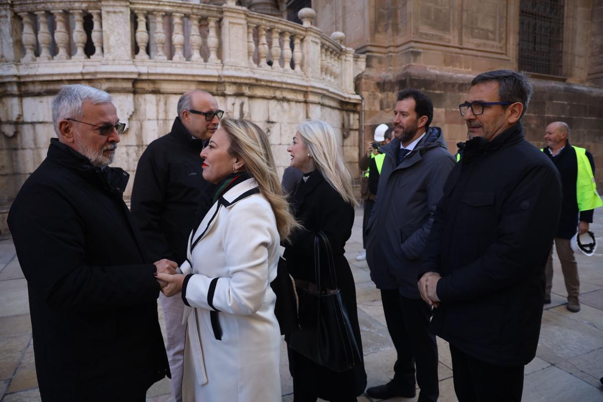 La consejera de Economía de la Junta de Andalucía, Carolina España, y la consejera de Cultura y Deporte, Patricia del Pozo, han visitado esta mañana las obras de la cubierta de la Catedral de Málaga, junto al obispo de Málaga, Monseñor José Antonio Satué.