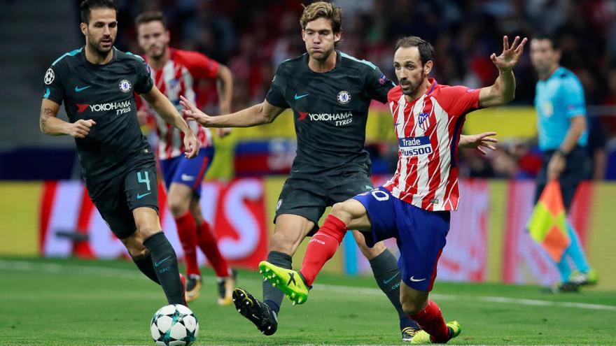 El Atlético cae ante el Chelsea y cede terreno