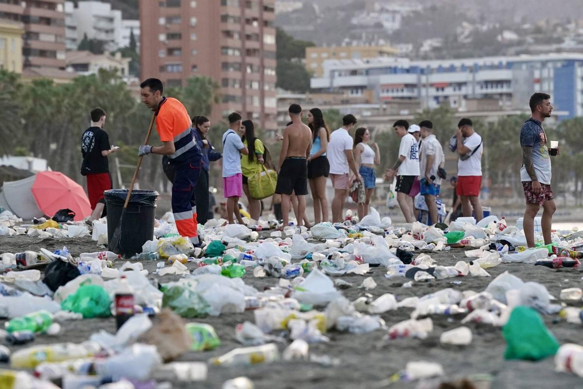MLG 24-06-2026.-Operarios de la empresa municipal de limpieza, limpian las toneladas de basuras que dejan los malagueños y turistas en la noche de San Juan