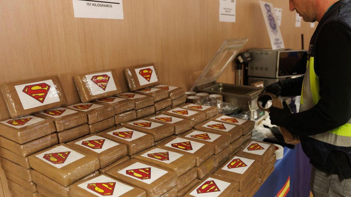150 kilos de droga del laboratorio gallego iban firmados con el logo de Supermán. | // EDUARDO PARRA