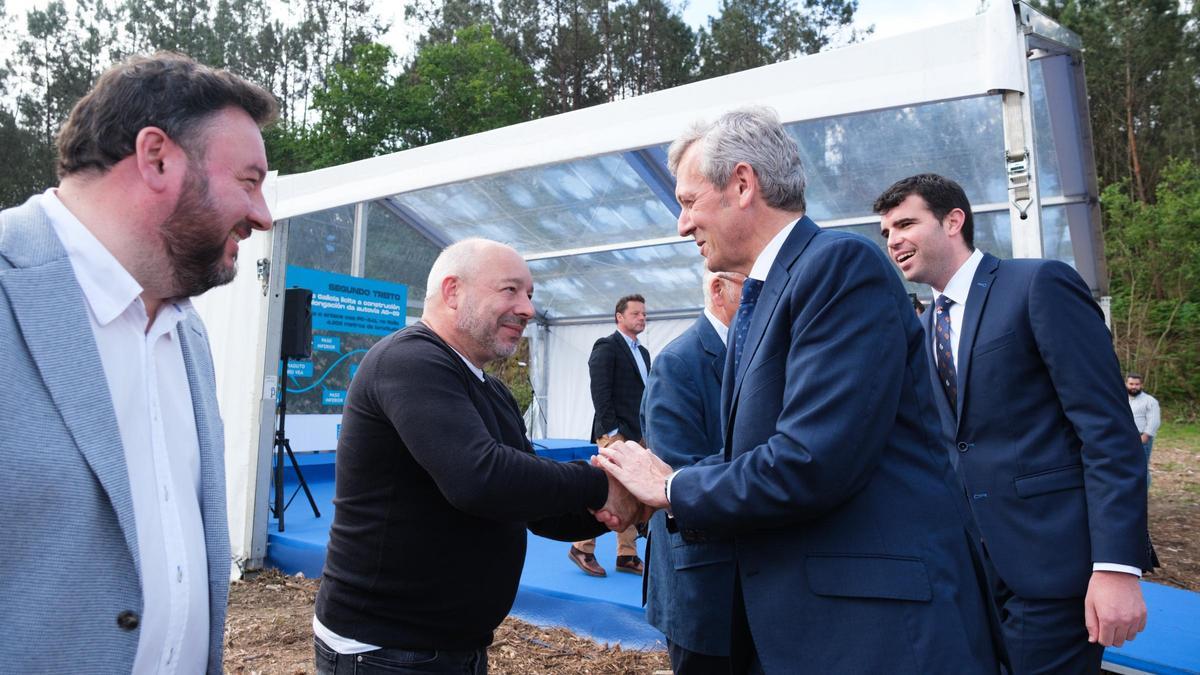 Alfonso Rueda y Gonzalo Louzao Louzao saludan a algunos de los empresarios estradenses que acudieron a la cita.