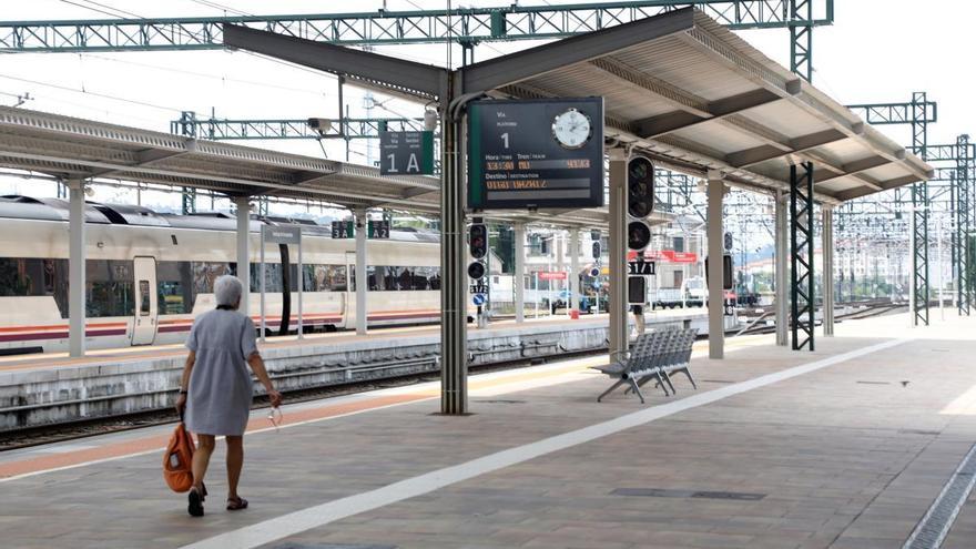 Andenes de la estación de tren de Santiago de Compostela.