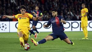Asensio intenta arrebatar un balón a Cubarsí en el PSG - FC Barcelona