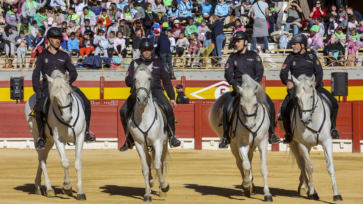 Exhibición para escolares de Unidades Especiales de la Policía Nacional con motivo del bicentenario