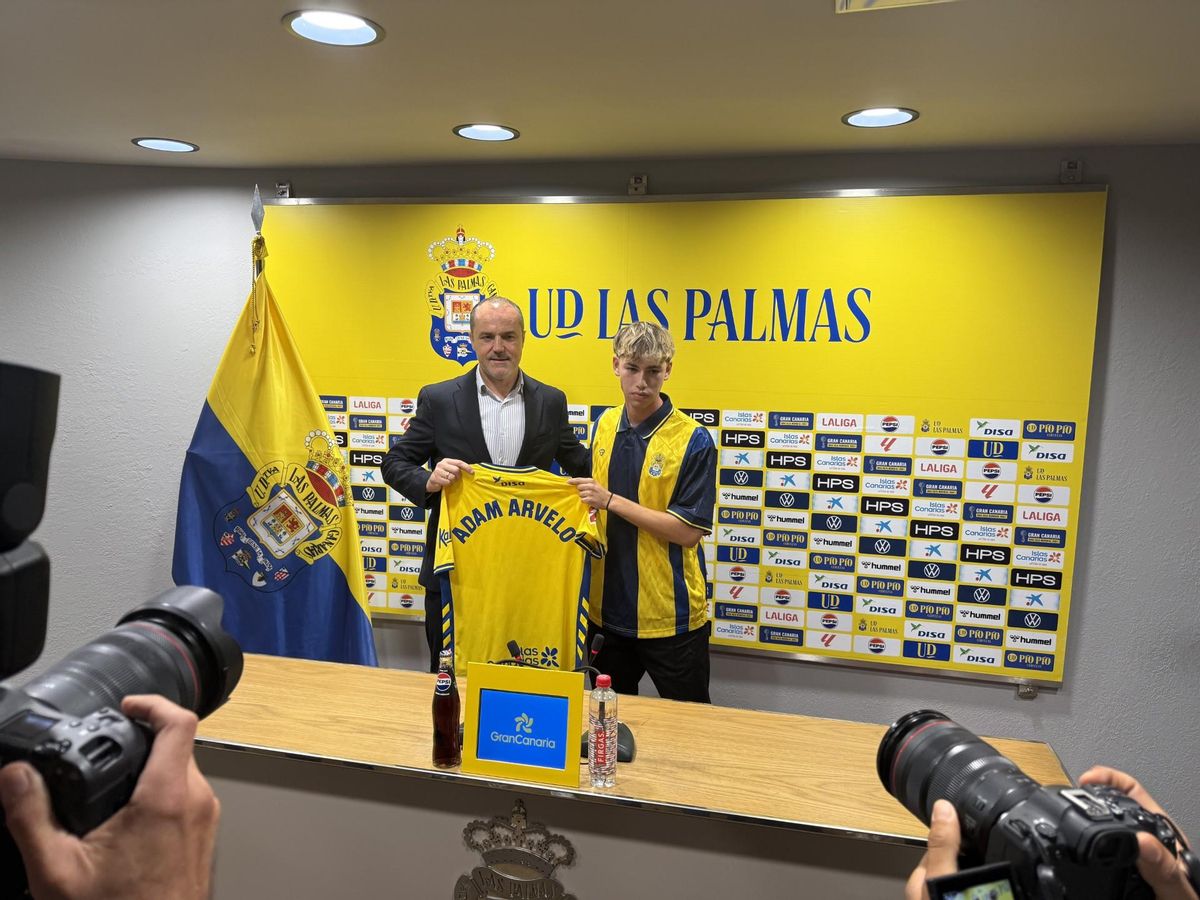 Luis Helguera posa con Adam Arvelo y la elástica del atacante tinerfeño.