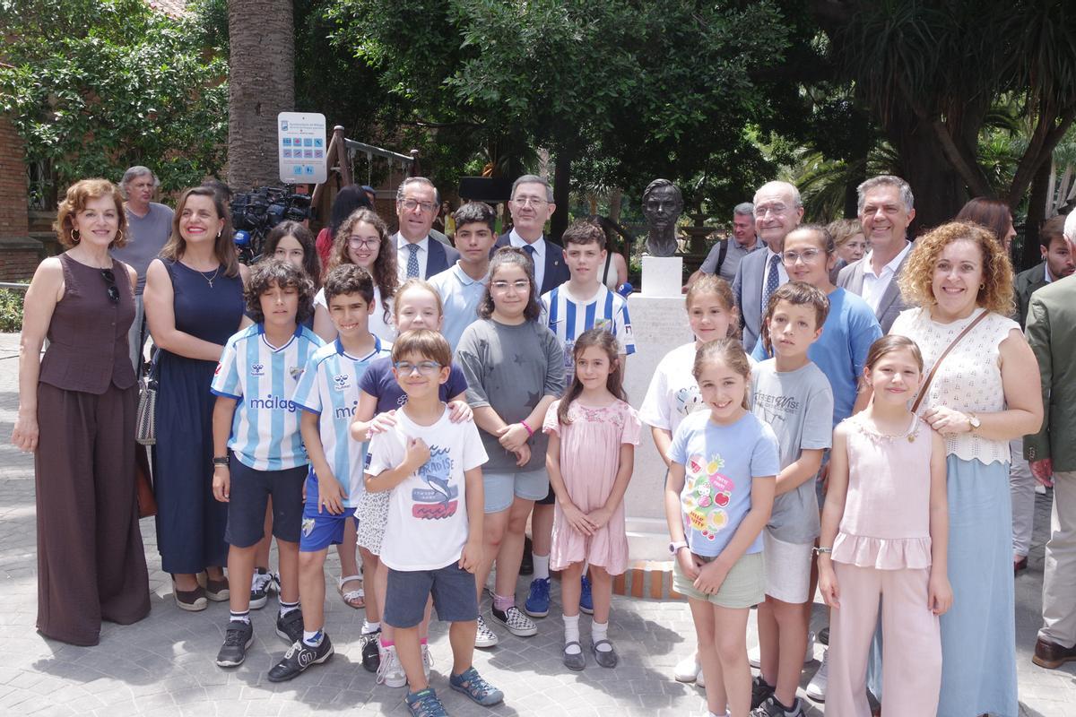 El Ayuntamiento instala un monumento en los jardines del Hospital Noble en reconocimiento al pintor Félix Revello de Toro