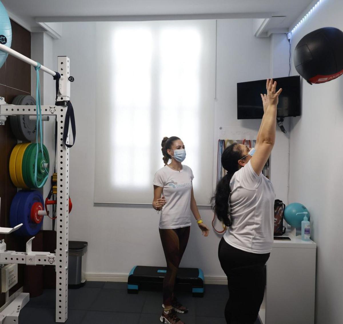 María Luisa realiza un ejercicio de fuerza junto a Mamen. | GERMÁN CABALLERO
