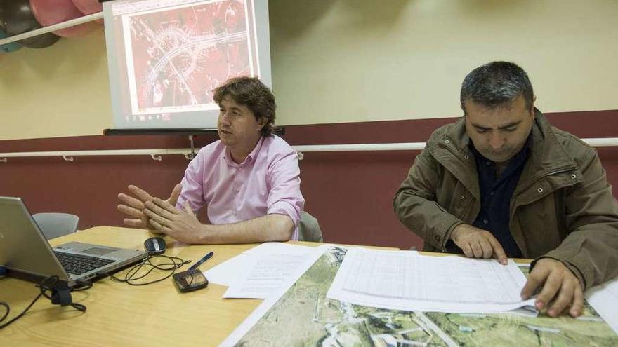 El alcalde y el edil de Urbanismo, en una reunión para informar sobre el enlace de Meicende en 2015.