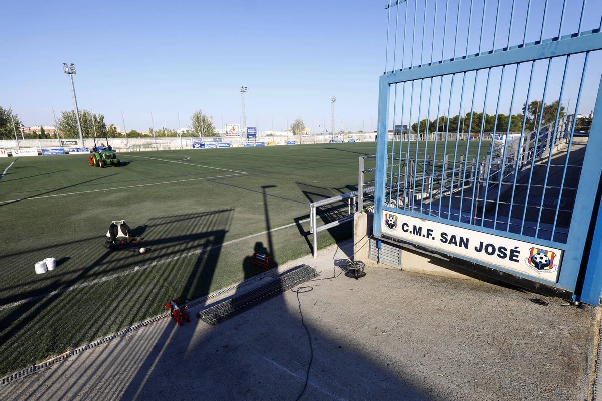El antes y el después del campo de fútbol de San José tras la gran tormenta del sábado El antes y el después del campo de fútbol de San José tras la gran tormenta del sábado