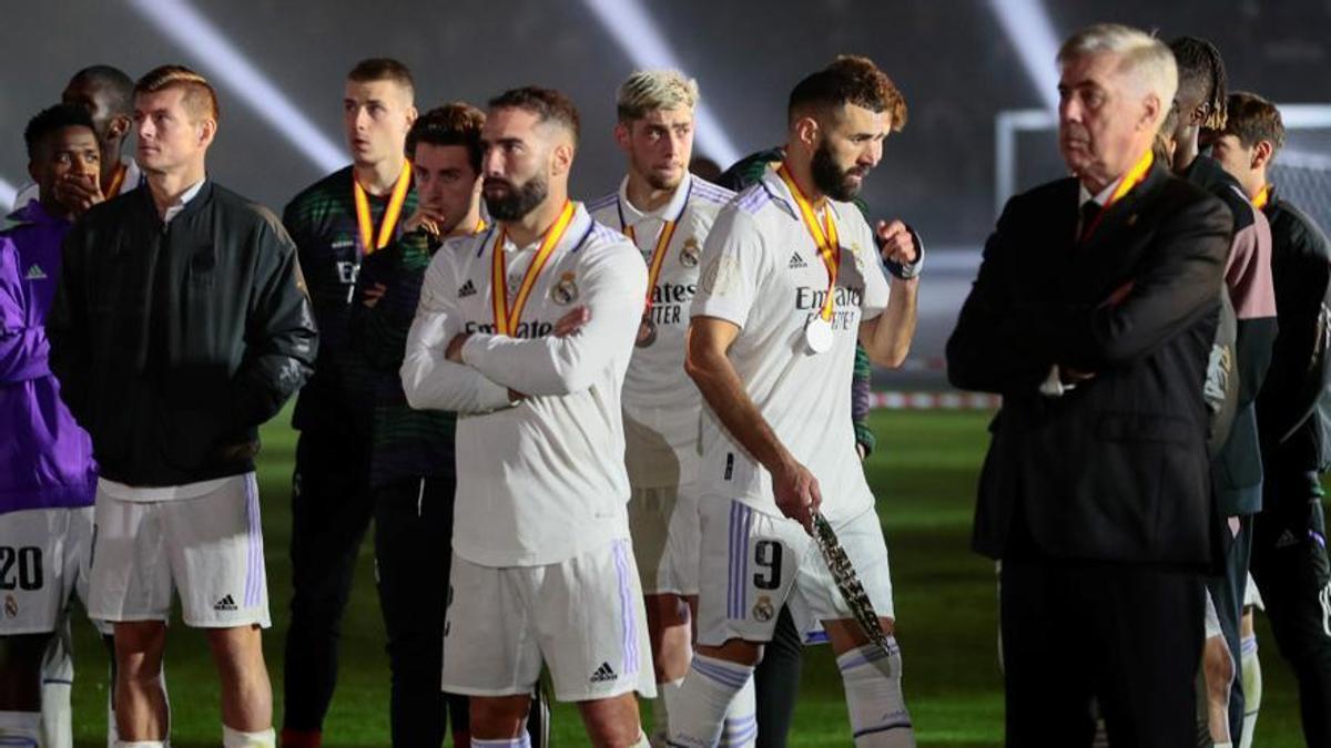 Los jugadores del Madrid, con Ancelotti, asisten a la coronación del Barça en Riad.