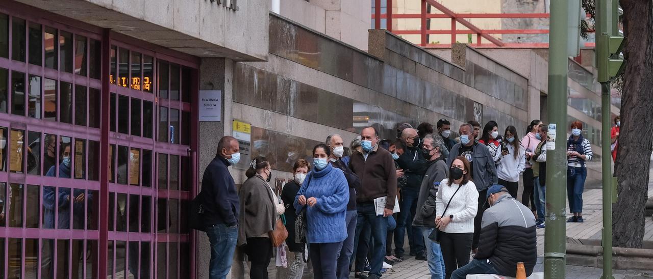 Colas frente a una oficina de la Seguridad Social en Canarias.