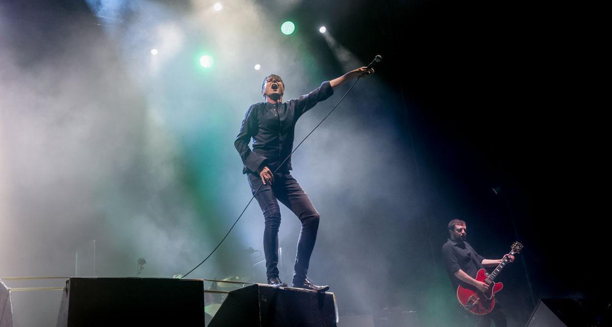 Brett Anderson, cantante de los británicos Suede, durante un concierto.