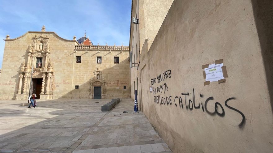 Pintadas contra Pedro Sánchez vandalizan la plaza del Monasterio de la Santa Faz