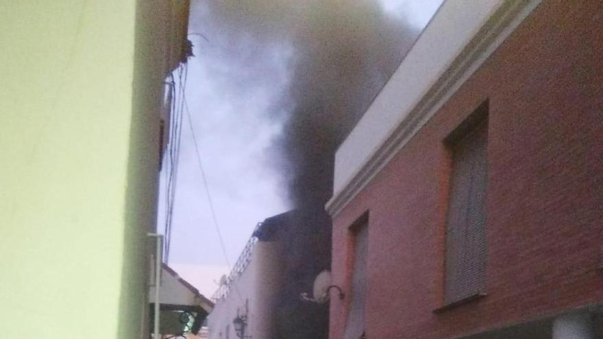 Imagen del incendio en un edificio de Vélez-Málaga